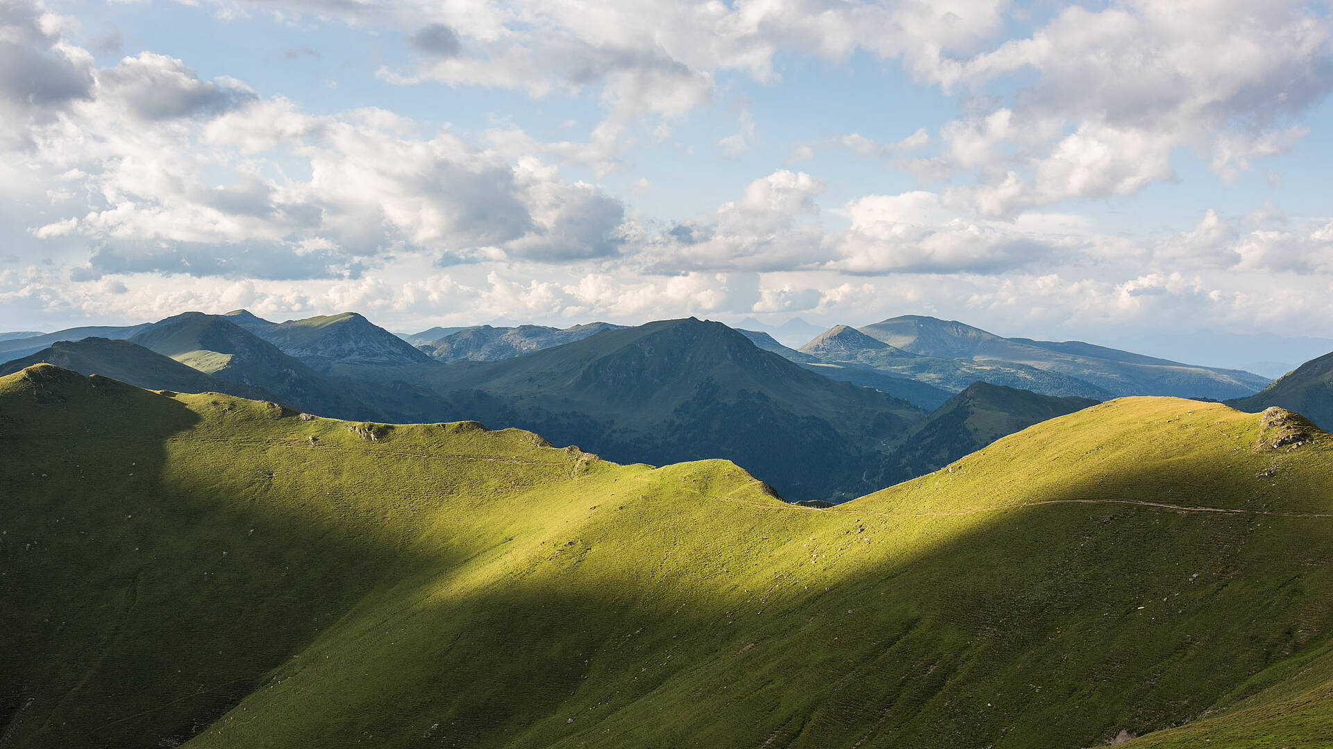 Herrliches Bergpanorama auf die grünen Kuppen der Nockberge am Falkert