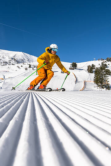 Skifahrer fährt eine frisch präparierte Piste auf der Turracher Höhe hinunter