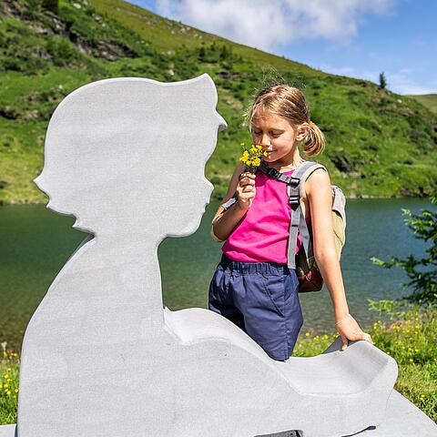 Kind bei Heidistatue am Zeitplatz am Falkert