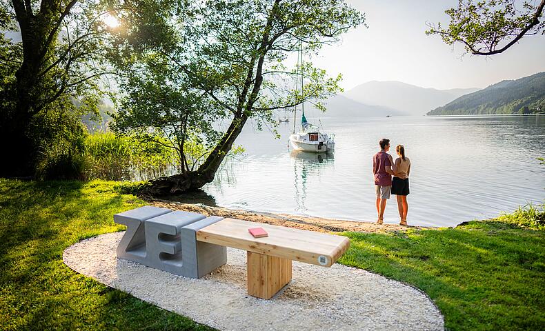 Pärchen steht am Ufer bei der Zeitbank und genießt die Zeit zu zweit