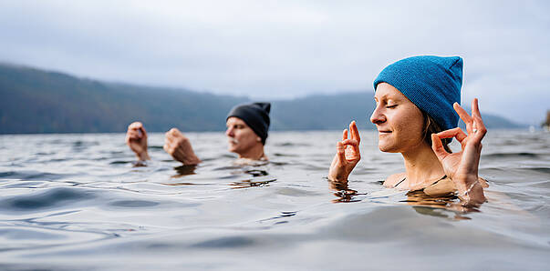 2 Personen kaltbaden im Herbst im Millstätter See