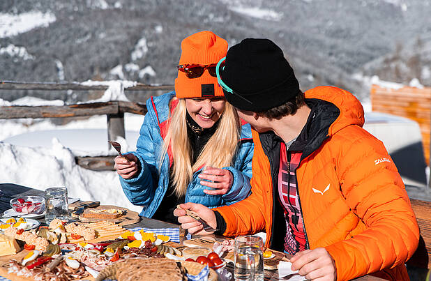 Skifahren Kulinarik auf der Hochrindl © Christoph Rossmann_MBN Tourismus