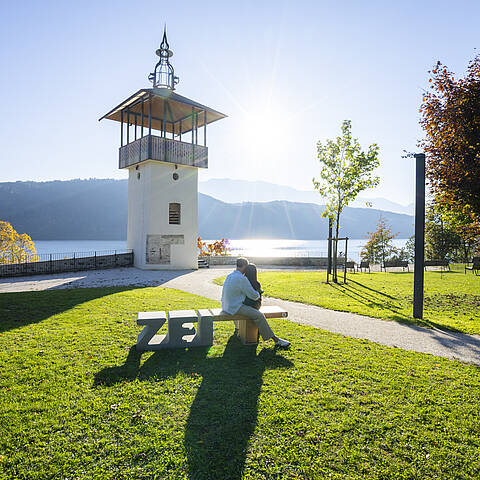 Pärchen sitzt auf ZEITbank im Barbara Egger Park