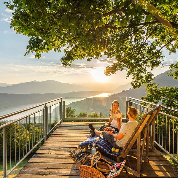 Pärchen genießt Sternenbalkon am Millstätter See mit Picknick