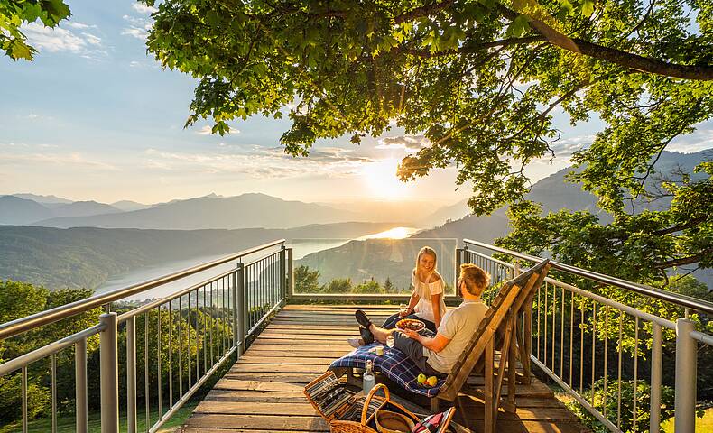 Pärchen genießt Sternenbalkon am Millstätter See mit Picknick