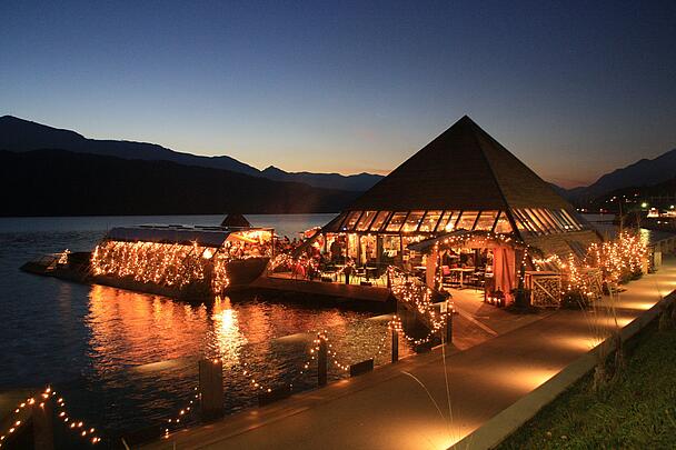 Das Kap am See in den frühen Abendstunden und beleuchtet