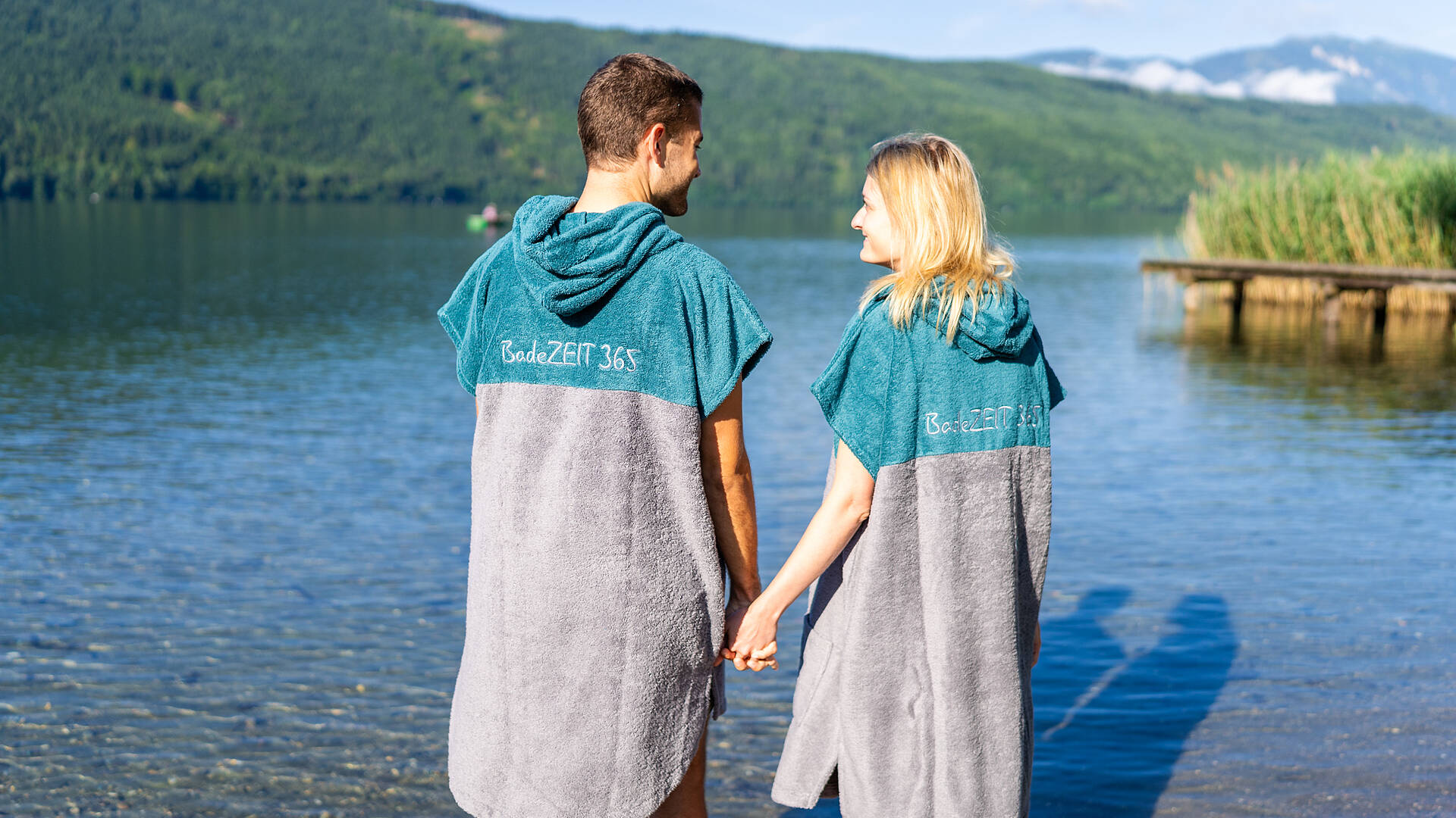 Badeponcho am See