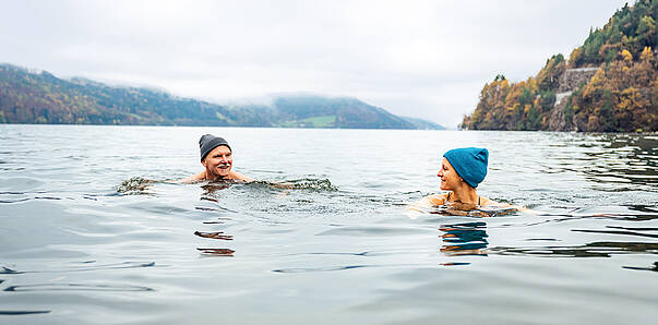 2 Personen schwimmen im kalten Millstätter See