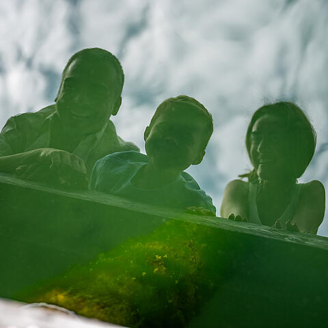 Seespiegelung der Familie im Brennsee 