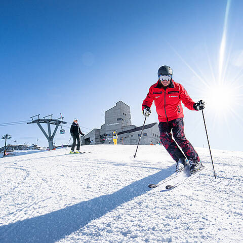 Franz Klammer fährt mit seinen Ski die Piste in Bad Kleinkirchheim hinunter